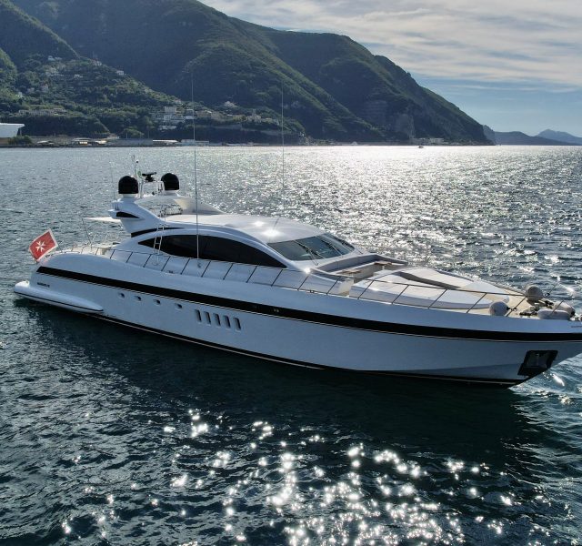 Mangusta 92 del 2008 di Overmarine, vista esterna laterale in mare