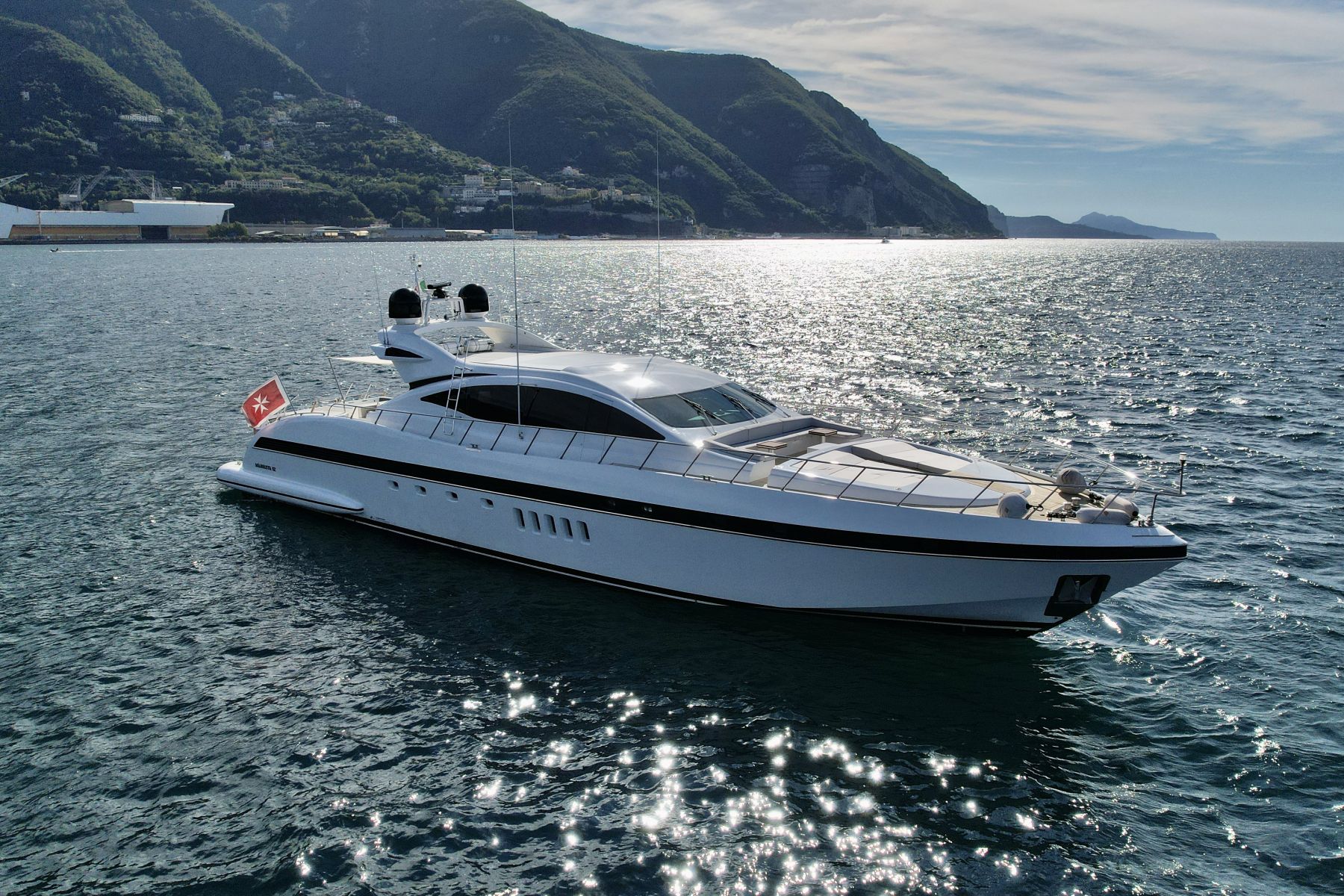 Mangusta 92 del 2008 di Overmarine, vista esterna laterale in mare
